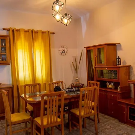 Emilia's * Ano Syros